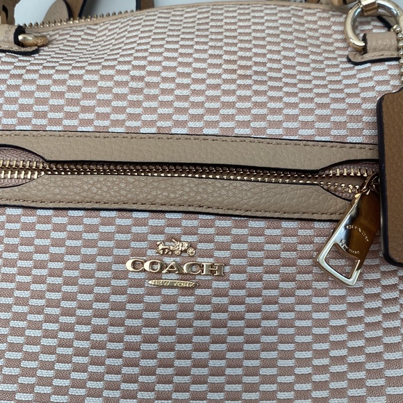 🗝🤍 COACH crossbody bag (Straps included) the perfect summer bag is here!!!! - Picture 2 of 13